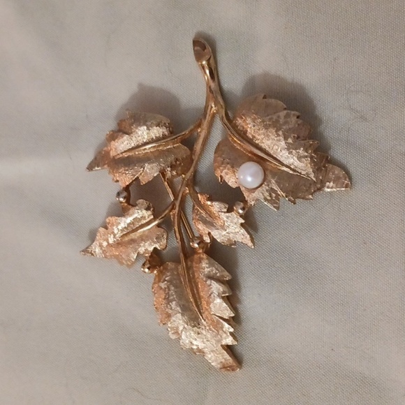 Vintage Rare Charel Brooch Textured Gold Leaves With Pearl, EUC - Picture 2 of 7